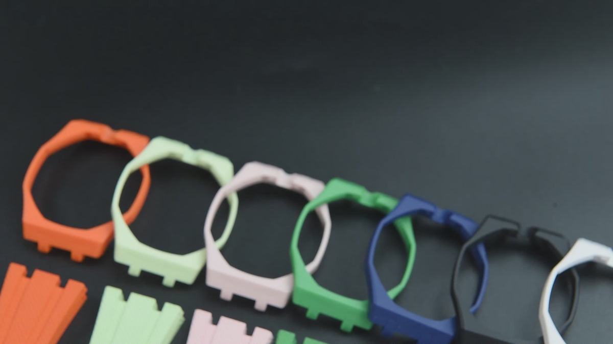 Load video: Video – KronoKeeper rubber strap and case for AP x Swatch: flexibility and fitting